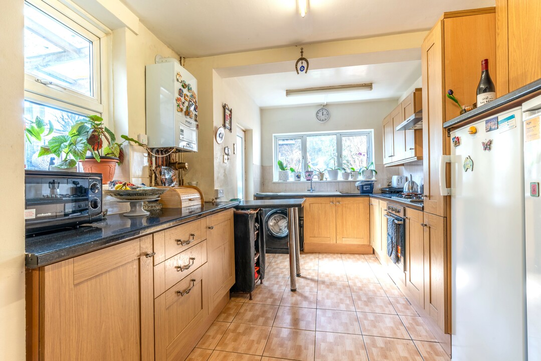 3 bed terraced house for sale in Roding Road, Hackney  - Property Image 6