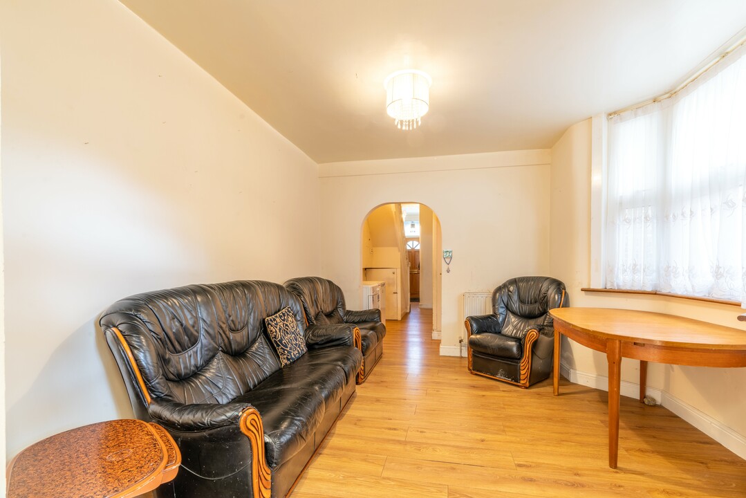 3 bed terraced house for sale in Roding Road, Hackney  - Property Image 4