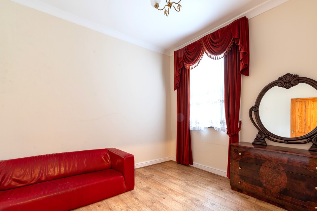 3 bed terraced house for sale in Roding Road, Hackney  - Property Image 3