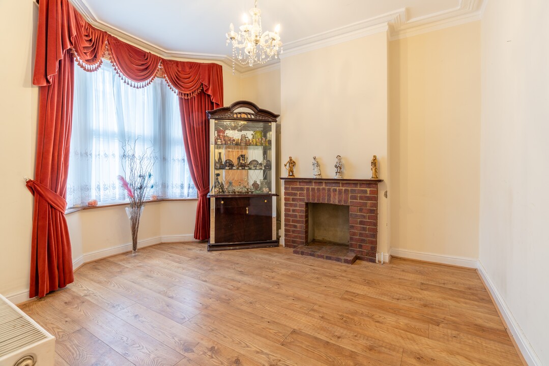 3 bed terraced house for sale in Roding Road, Hackney  - Property Image 2