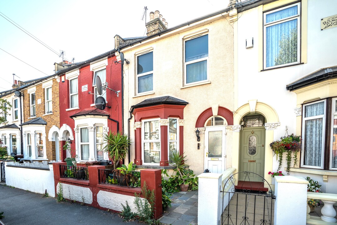 3 bed terraced house for sale in Chestnut Avenue South, Walthamstow  - Property Image 1