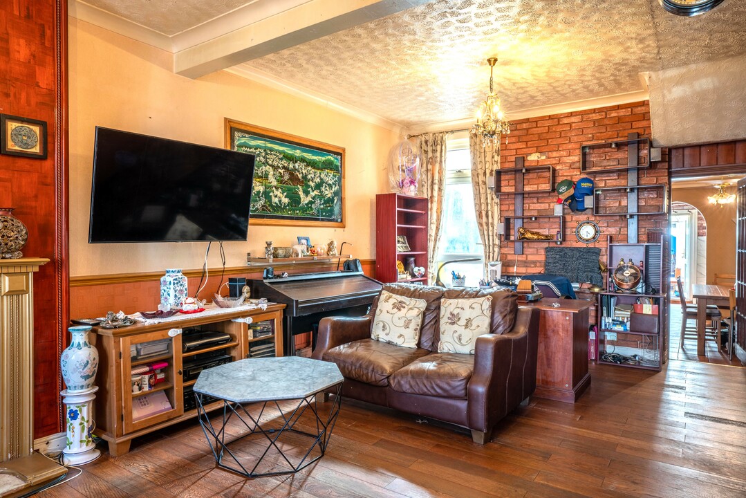 3 bed terraced house for sale in Chestnut Avenue South, Walthamstow  - Property Image 3