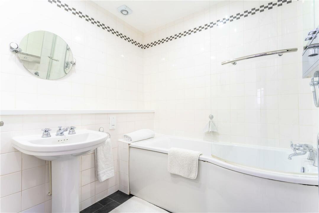 4 bed detached house for sale in Baldwins Hill, Loughton  - Property Image 15