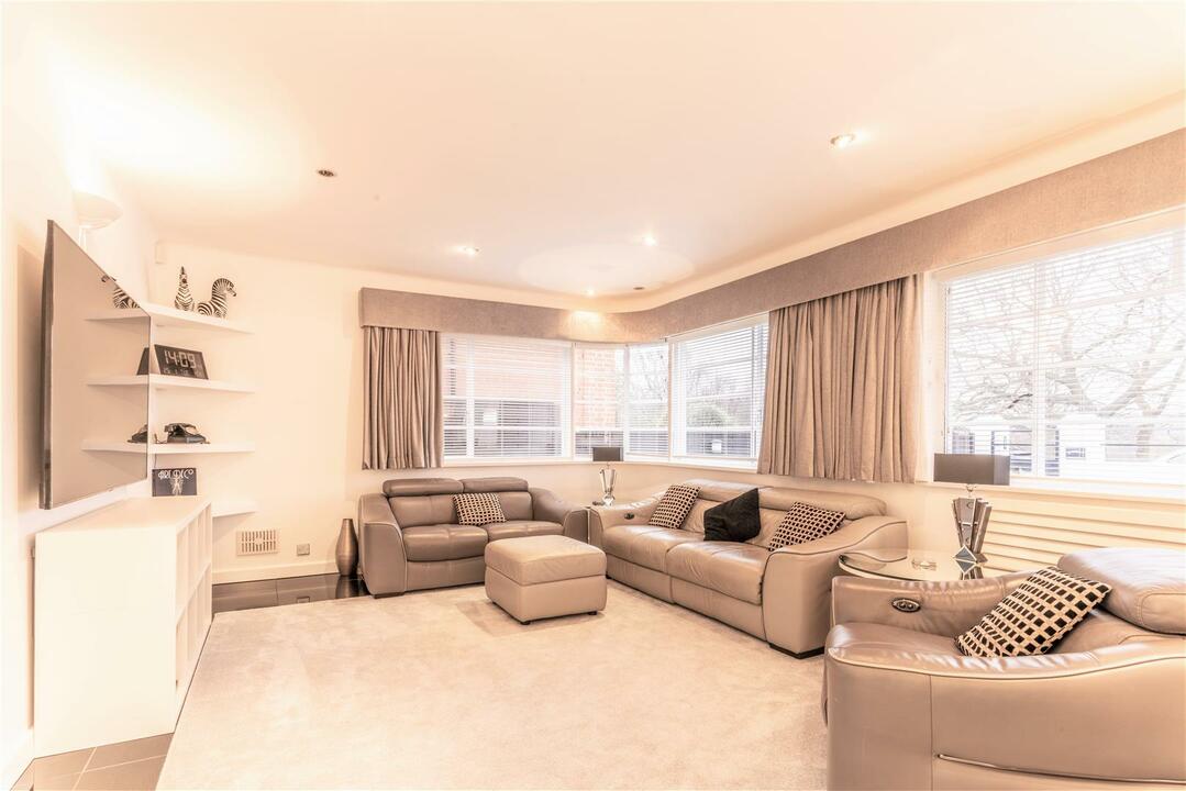 4 bed detached house for sale in Baldwins Hill, Loughton  - Property Image 7