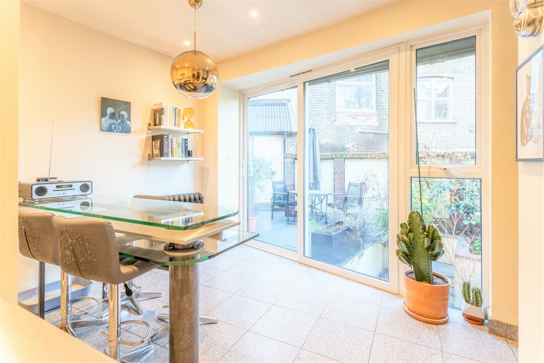 4 bed terraced house for sale in Cricketfield Road, Hackney  - Property Image 9