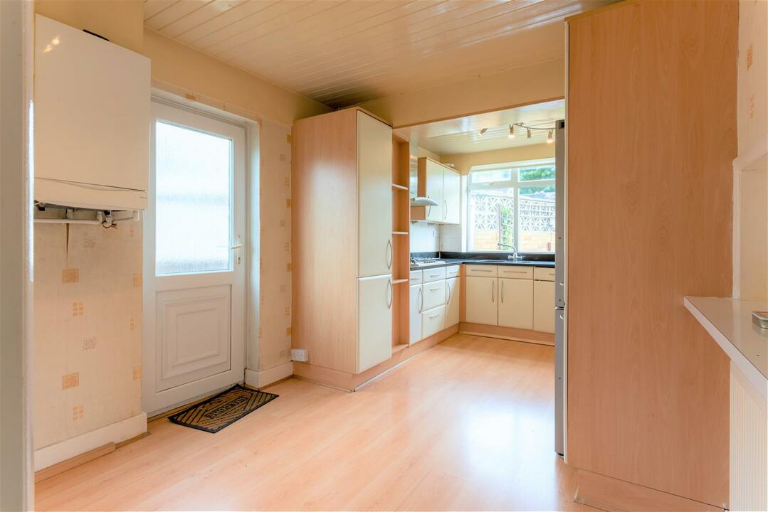 4 bed semi-detached house for sale in Amesbury Drive, Chingford  - Property Image 4