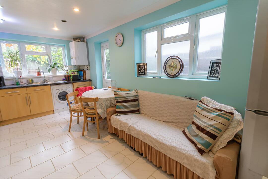 4 bed terraced house for sale in Clifden Road, Hackney  - Property Image 5