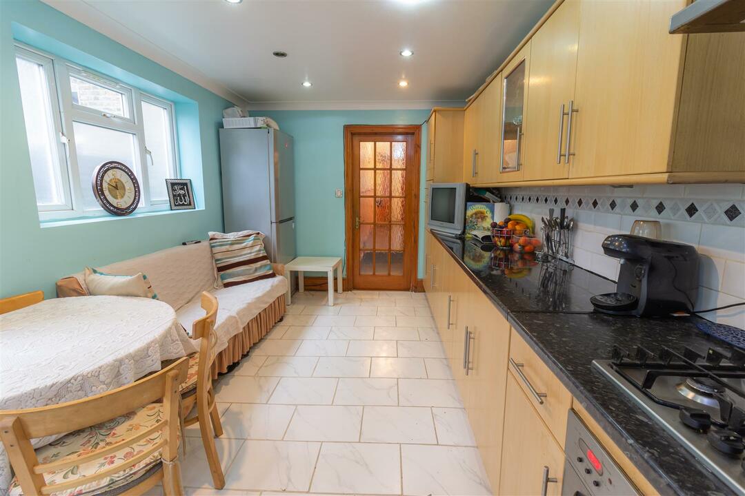 4 bed terraced house for sale in Clifden Road, Hackney  - Property Image 4