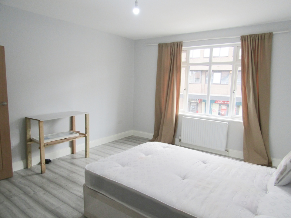 2 bed apartment to rent in High Street, Ilford  - Property Image 5