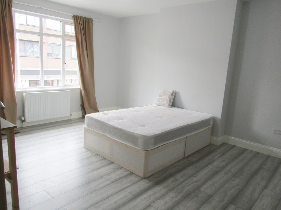 2 bed apartment to rent in High Street, Ilford  - Property Image 4