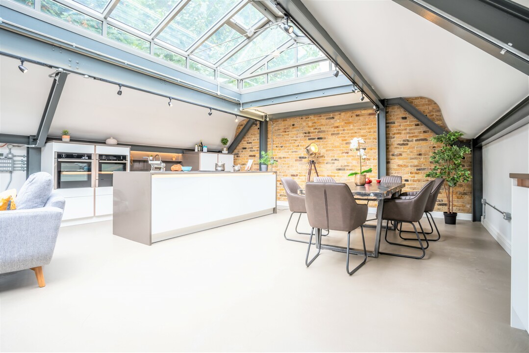 3 bed mews house for sale in Ronin Mews, Hackney  - Property Image 6