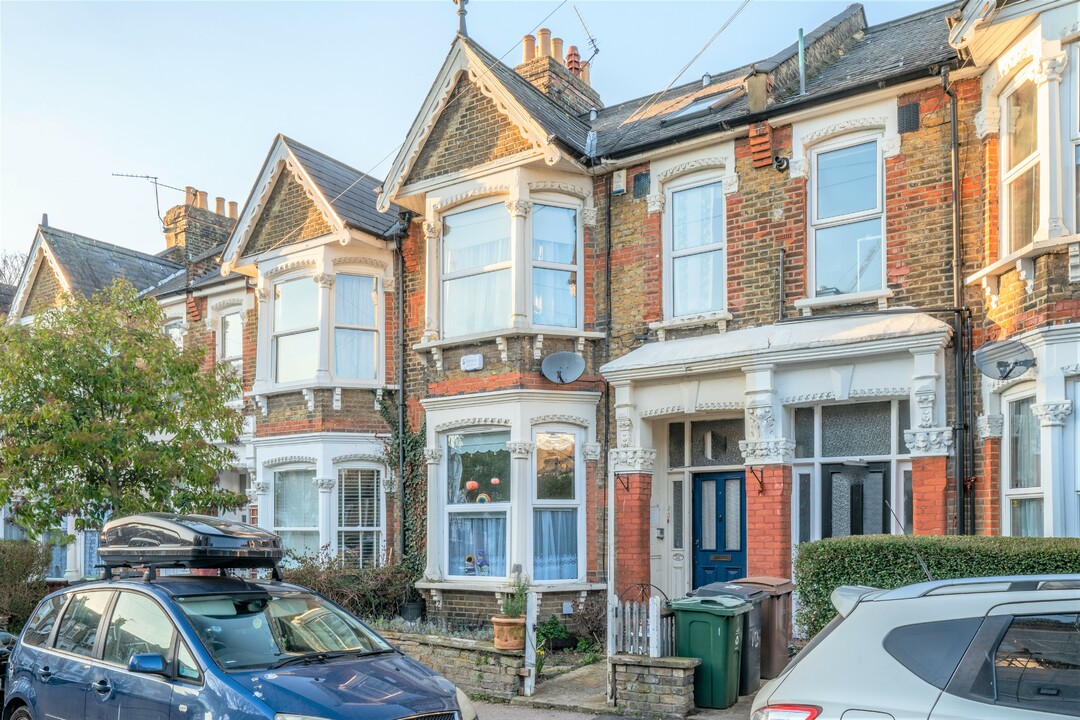 4 bed terraced house for sale in Cleveland Park Crescent, Walthamstow - Property Image 1