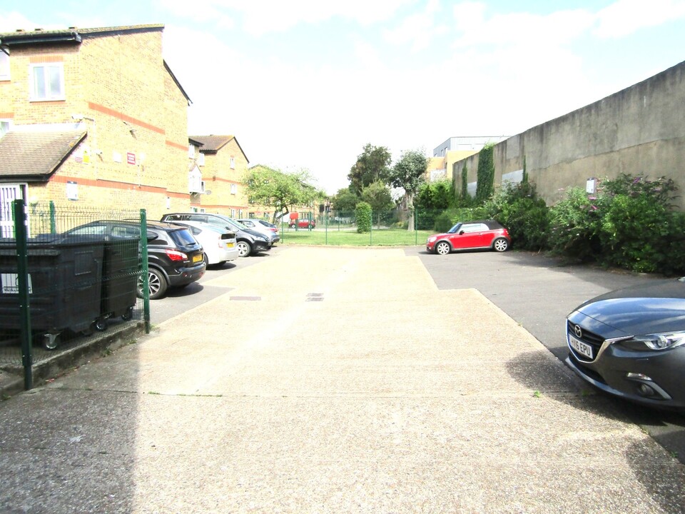 1 bed apartment to rent in Hanson Court, Walthamstow  - Property Image 11