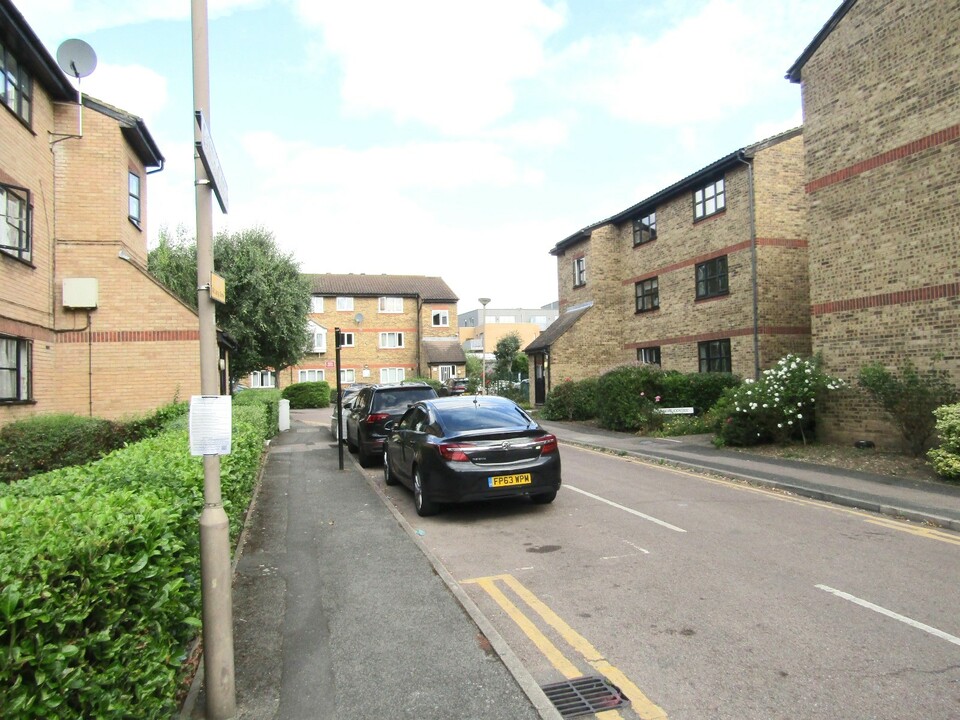 1 bed apartment to rent in Hanson Court, Walthamstow  - Property Image 12