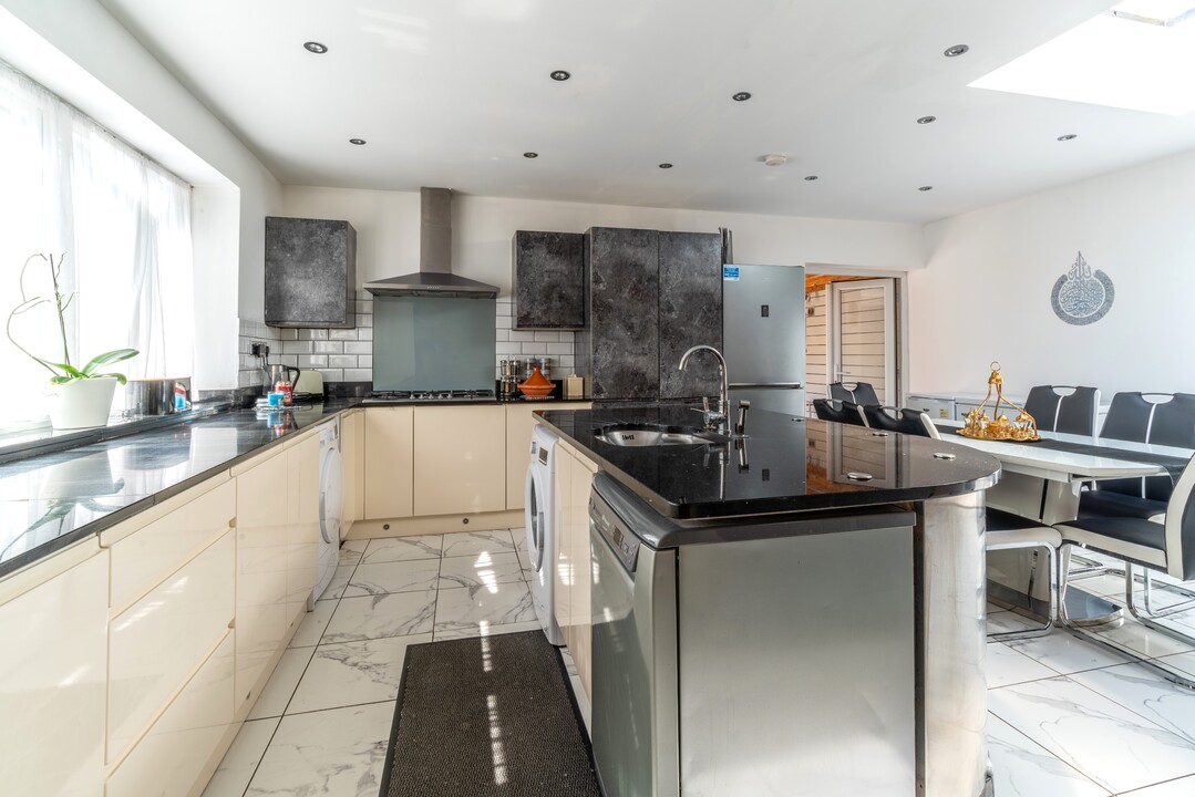 3 bed semi-detached house for sale in Stirling Road, Walthamstow  - Property Image 12