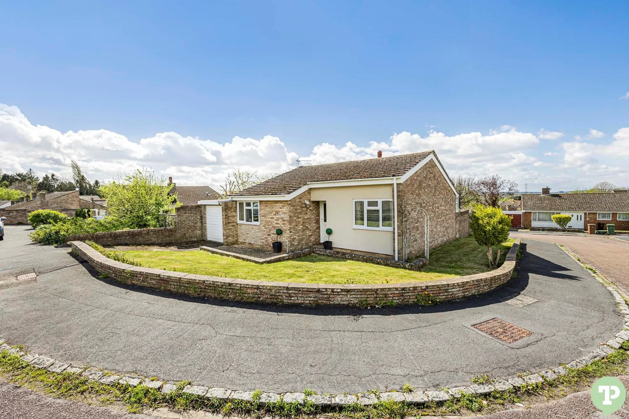 3 bed detached bungalow for sale in Larch End, Oxford - Property Image 1