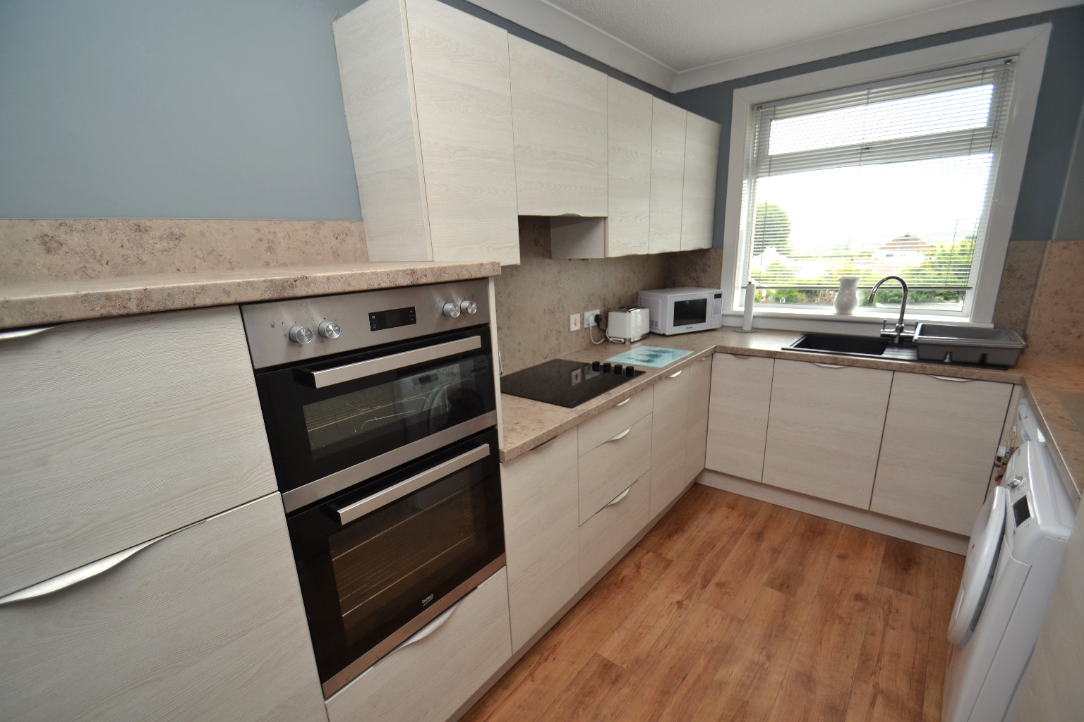 2 bed flat for sale in Glasgow Road, East Renfrewshire  - Property Image 4