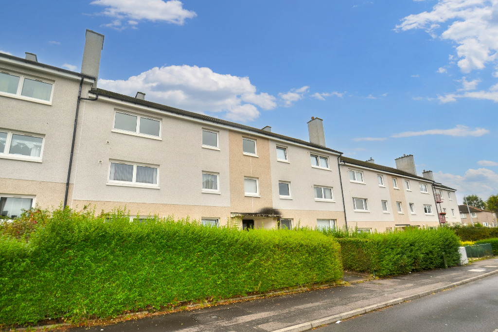 3 bed flat for sale in Cavin Drive, Glasgow  - Property Image 1