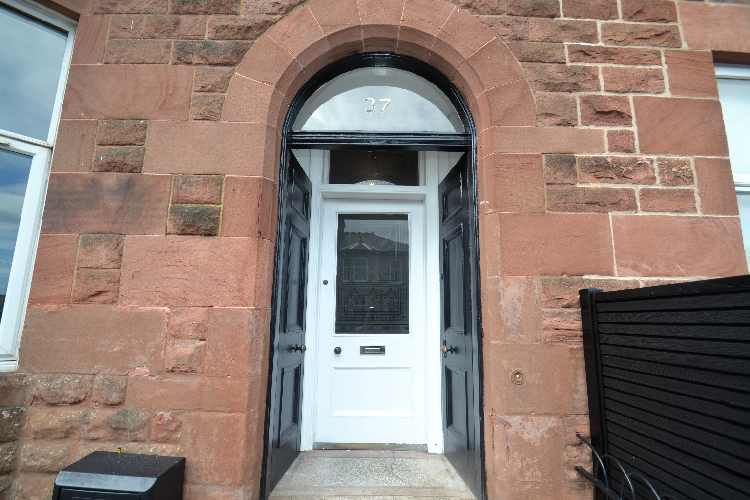 3 bed terraced house for sale in Ravenswood Drive, Glasgow  - Property Image 2