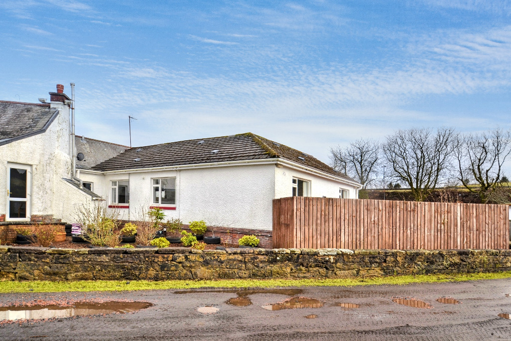 3 bed bungalow to rent in East Renfrewshire Golf Club, Newton Mearns  - Property Image 1