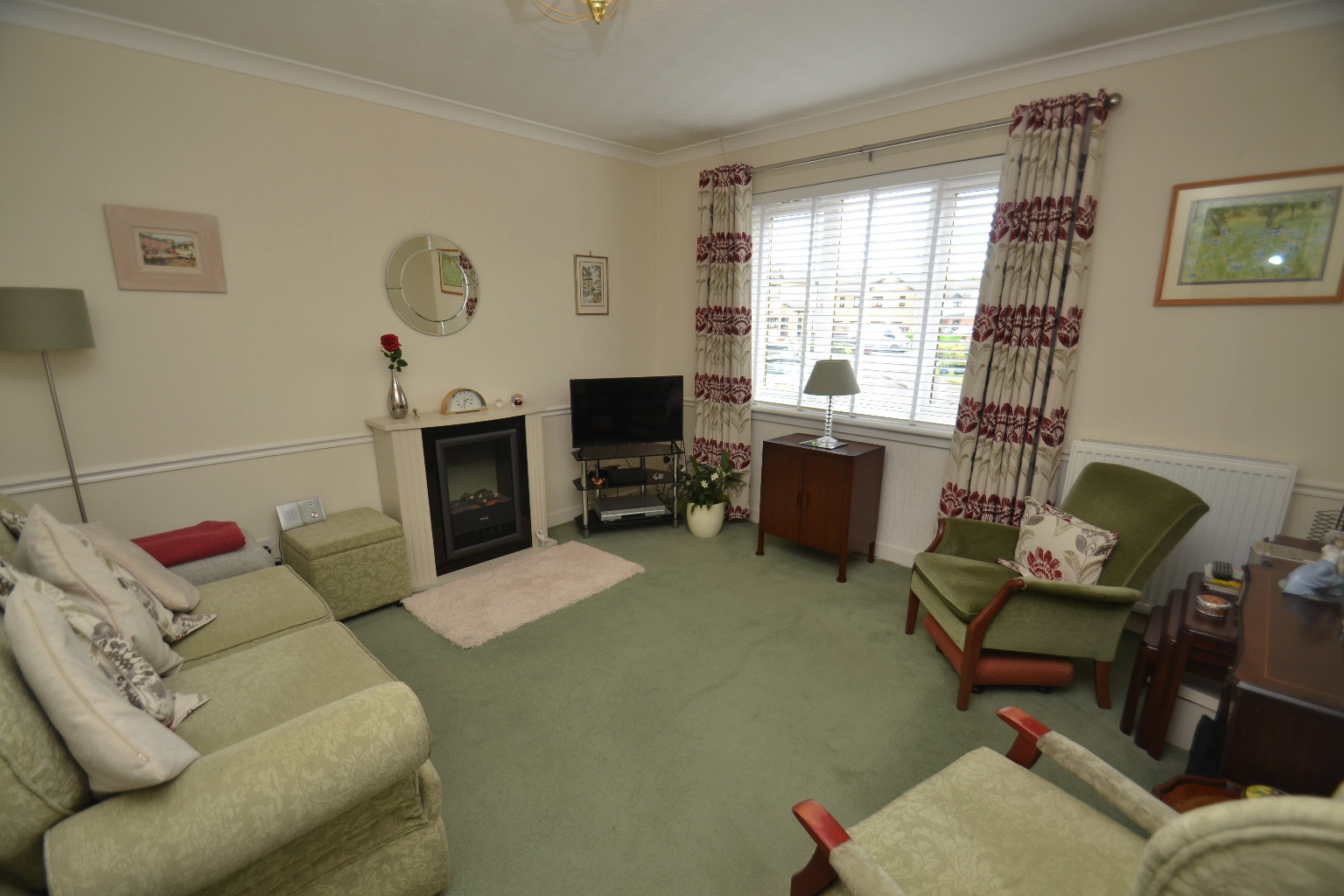 2 bed bungalow for sale in Greenlaw Crescent, Paisley  - Property Image 2