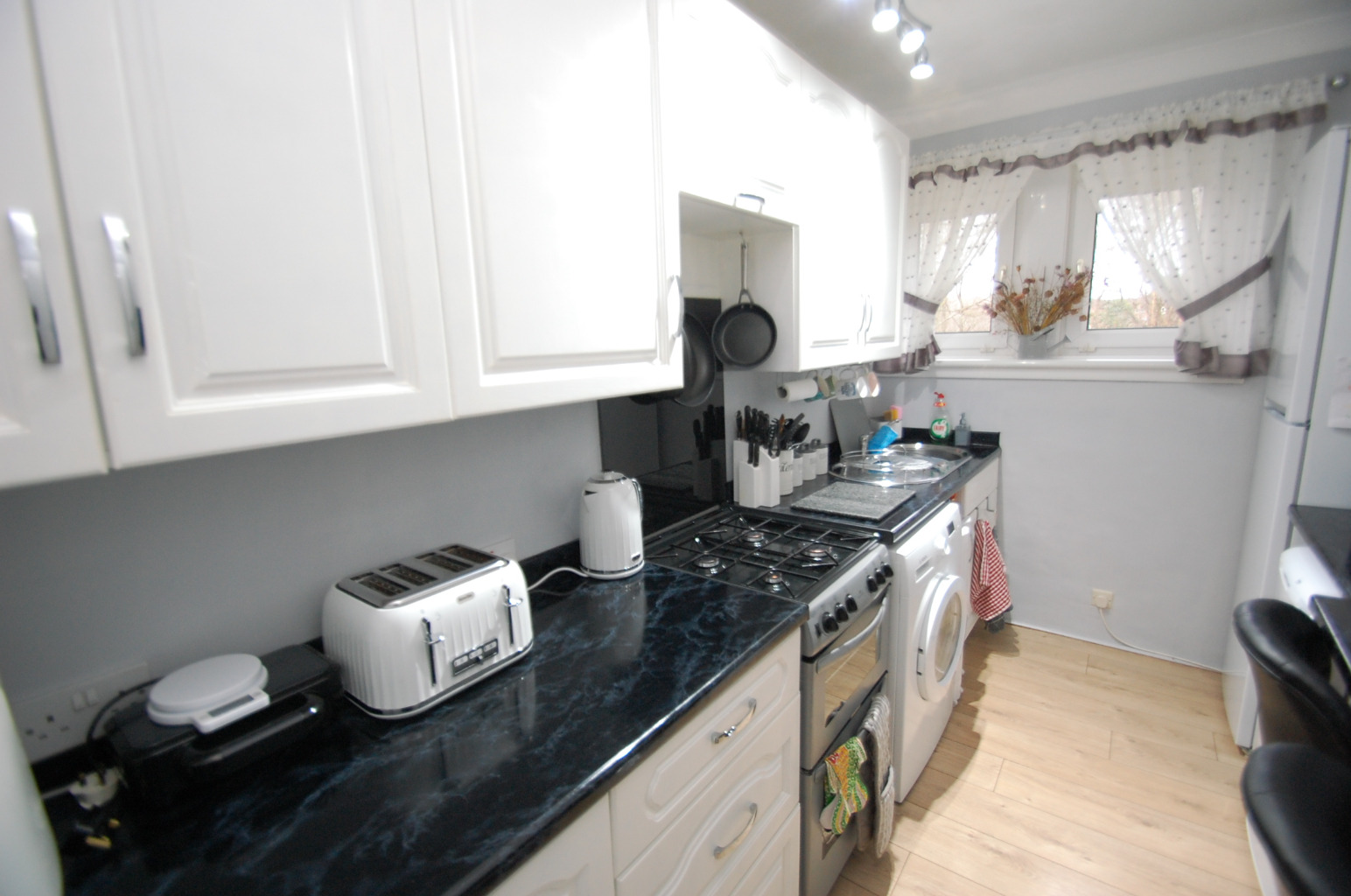 2 bed flat for sale in Kinnell Avenue, Glasgow  - Property Image 7