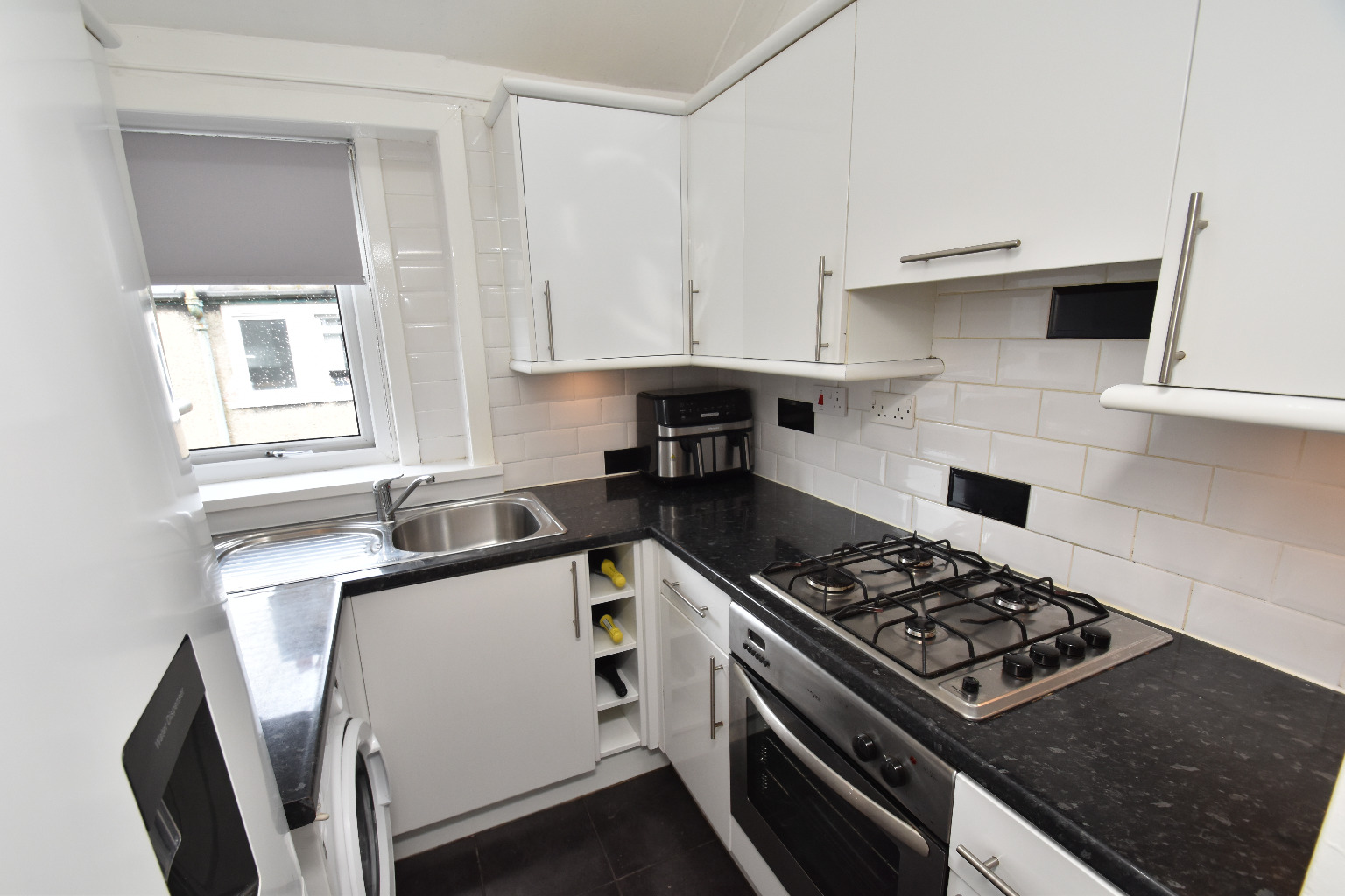 3 bed flat for sale in Arbroath Avenue, Glasgow  - Property Image 4