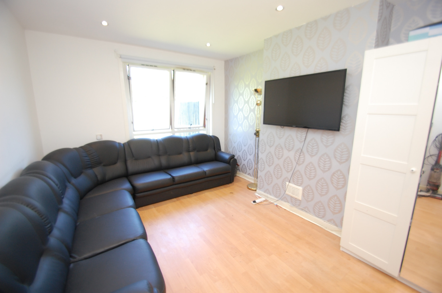 3 bed flat for sale in Neilsland Oval, Glasgow  - Property Image 5