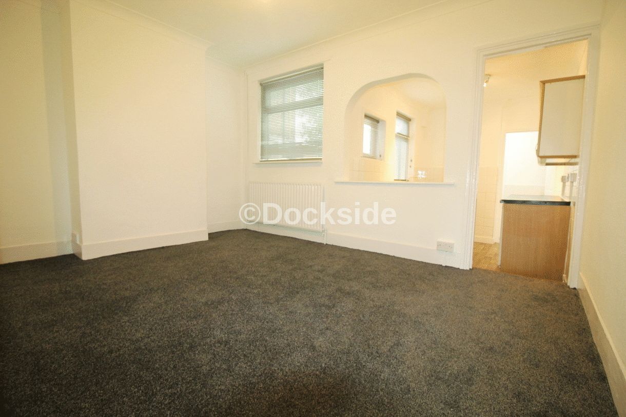 3 bed house to rent in Glencoe Road, Chatham 3