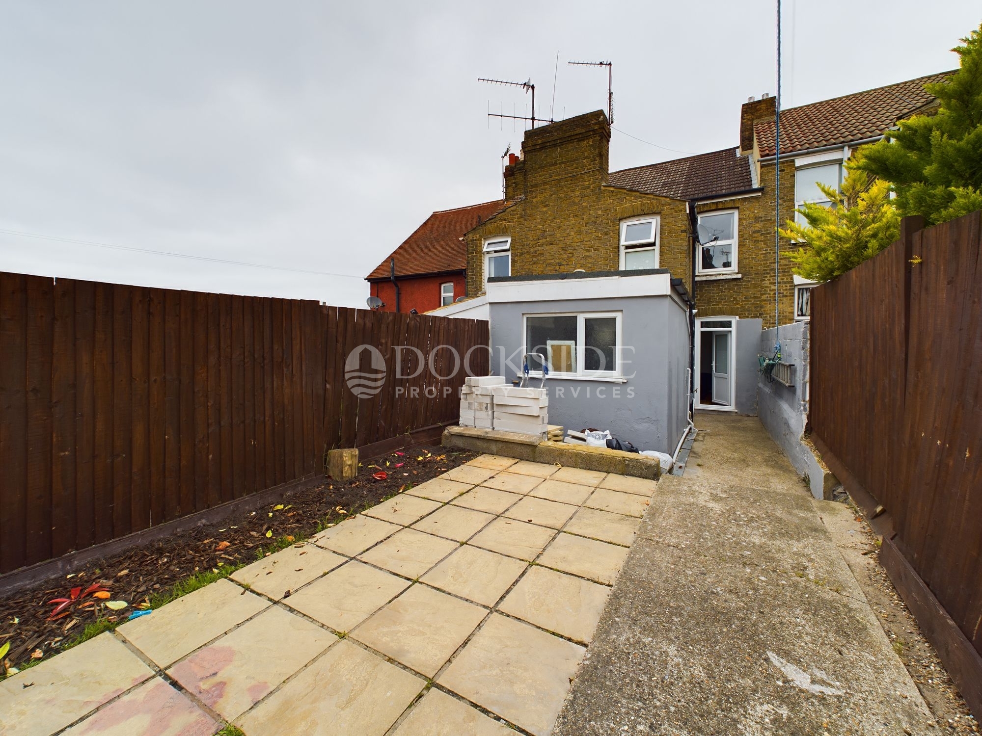 3 bed house to rent in Curzon Road, Chatham 3