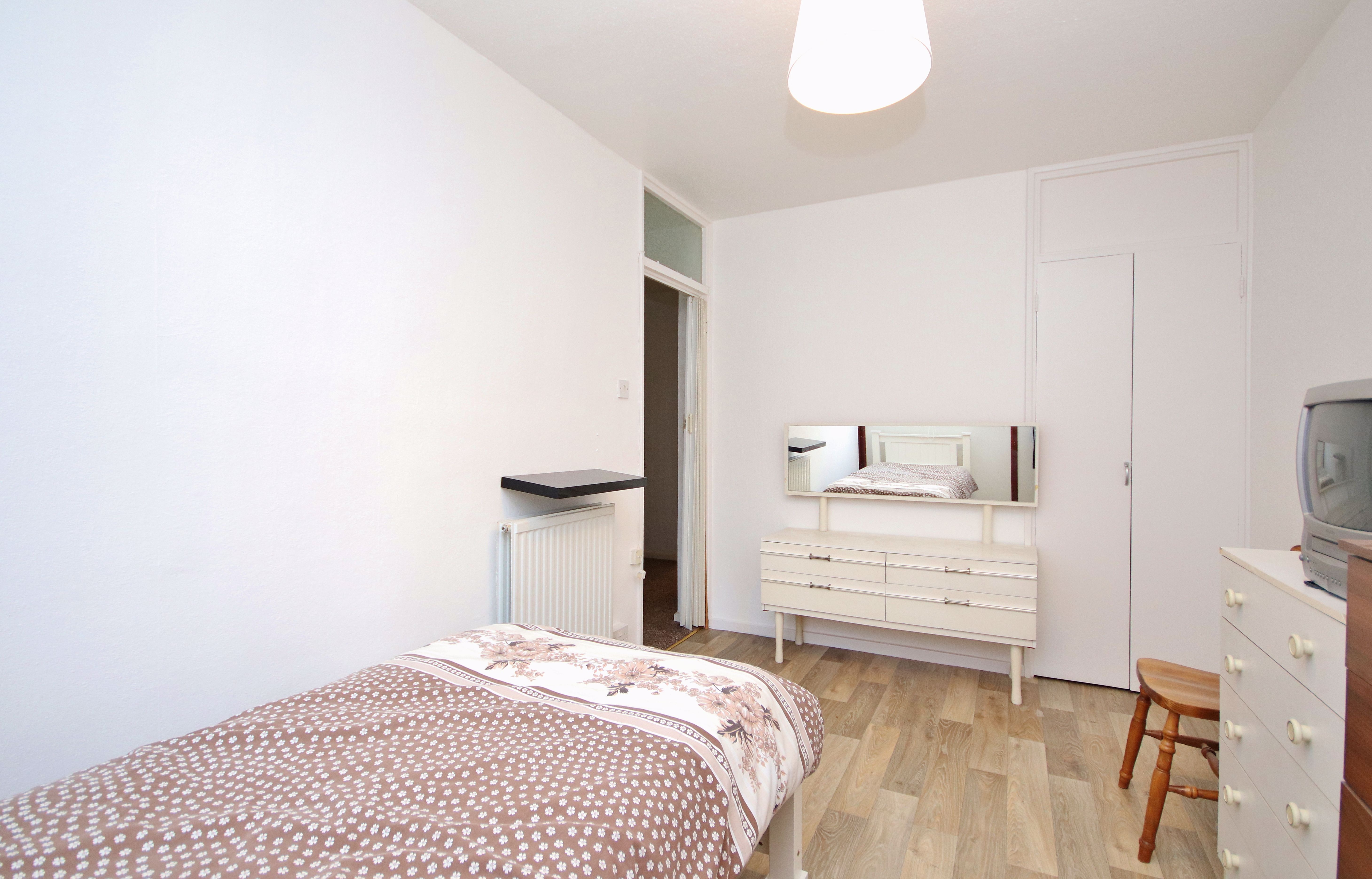 3 bed for sale in Salford House, London  - Property Image 11