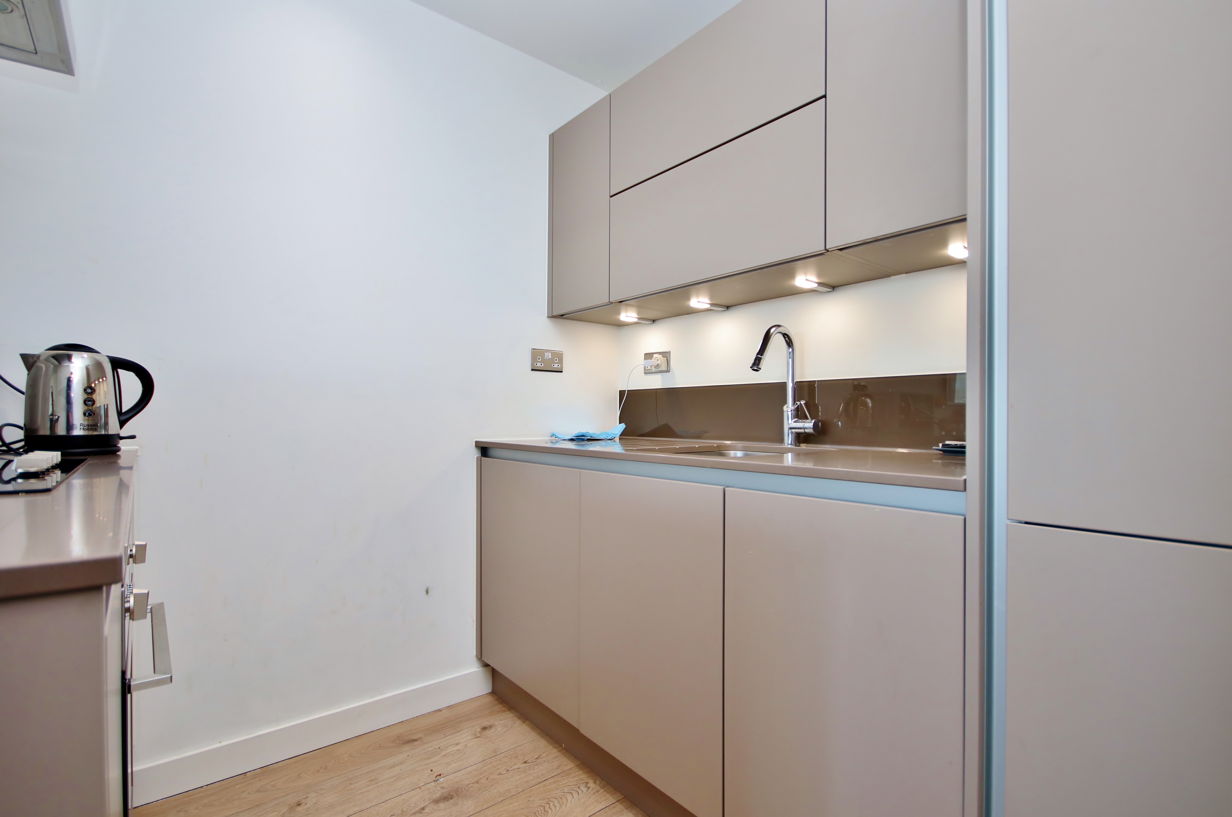 1 bed flat to rent in Azure Building, London 3