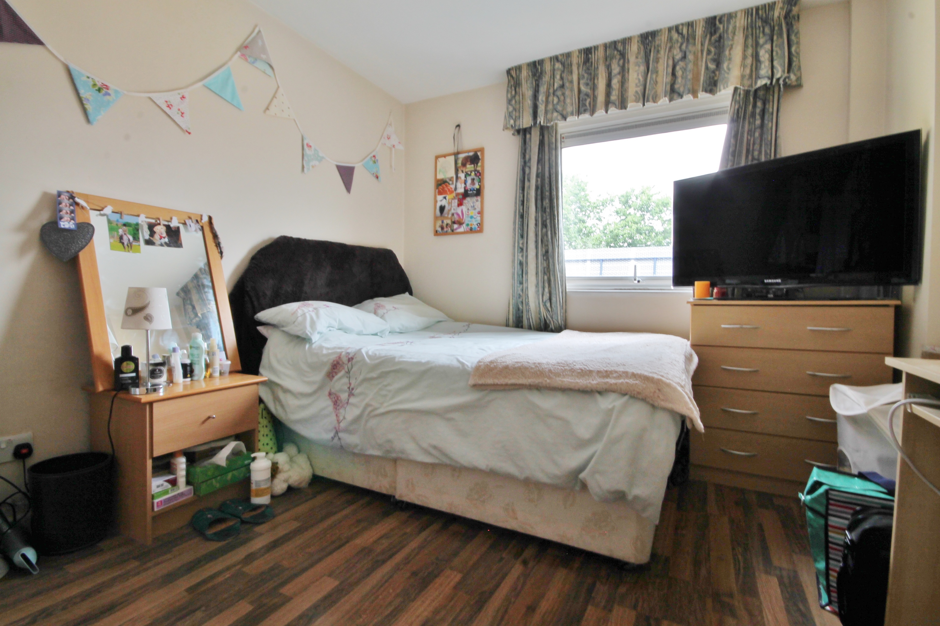 2 bed flat for sale in Rogers Court, London  - Property Image 6