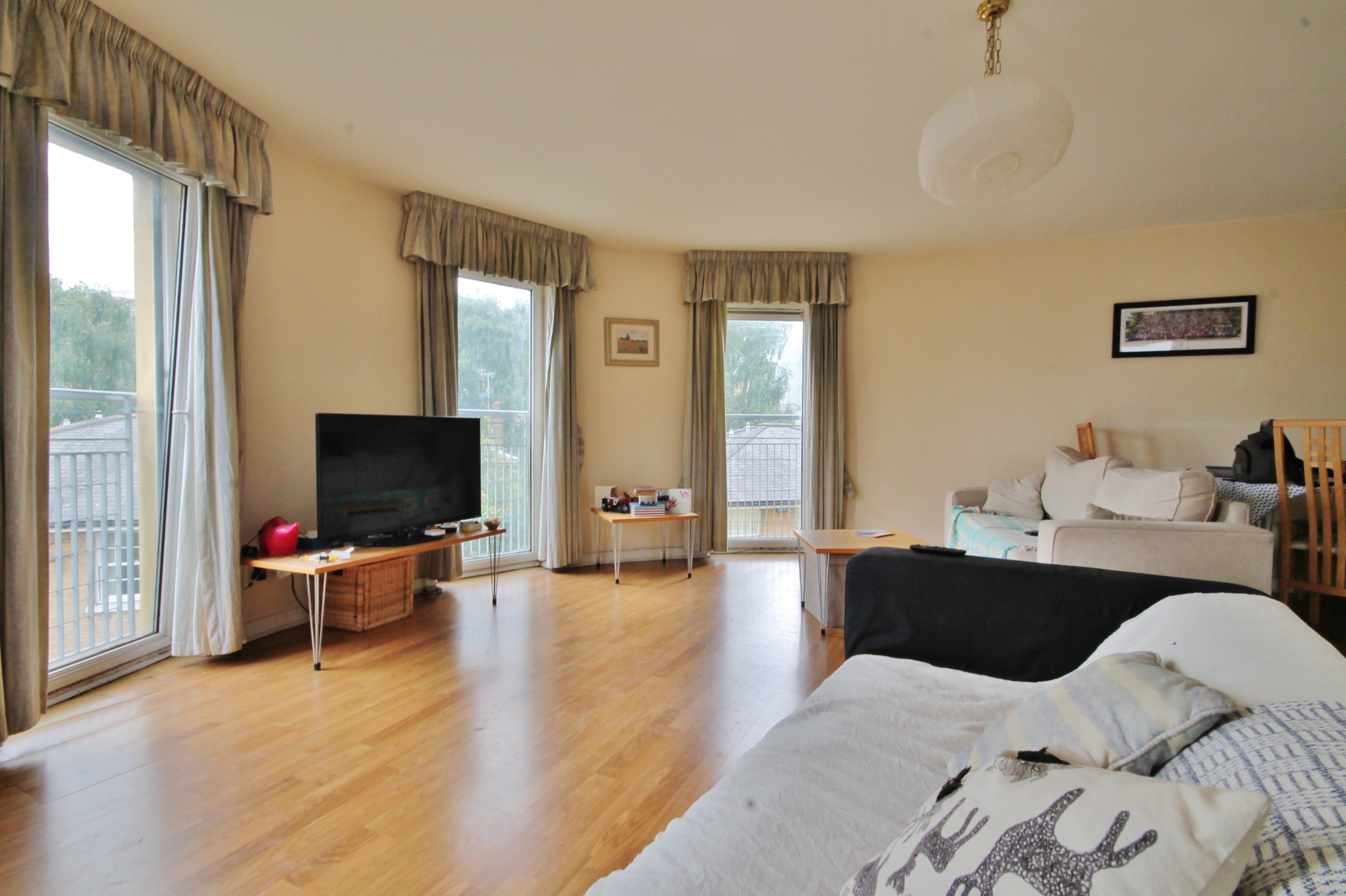 2 bed flat for sale in Rogers Court, London - Property Image 1