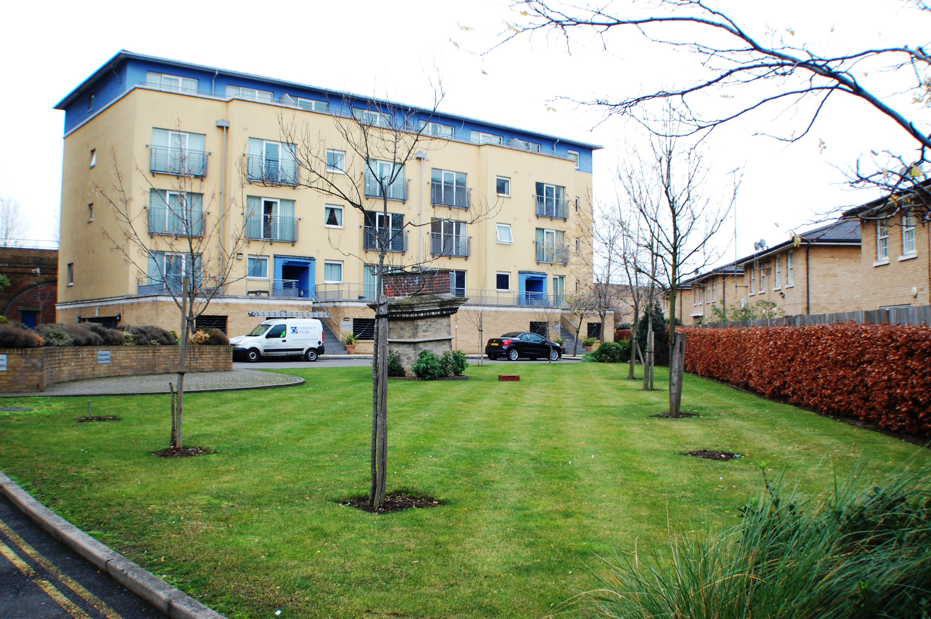 2 bed flat for sale in Rogers Court, London 1