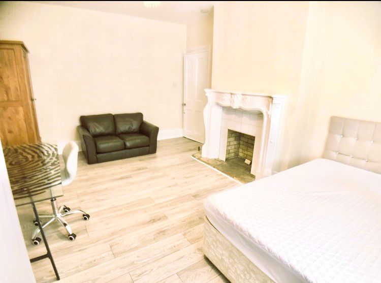 3 bed for sale in Dock Road, Chatham 9