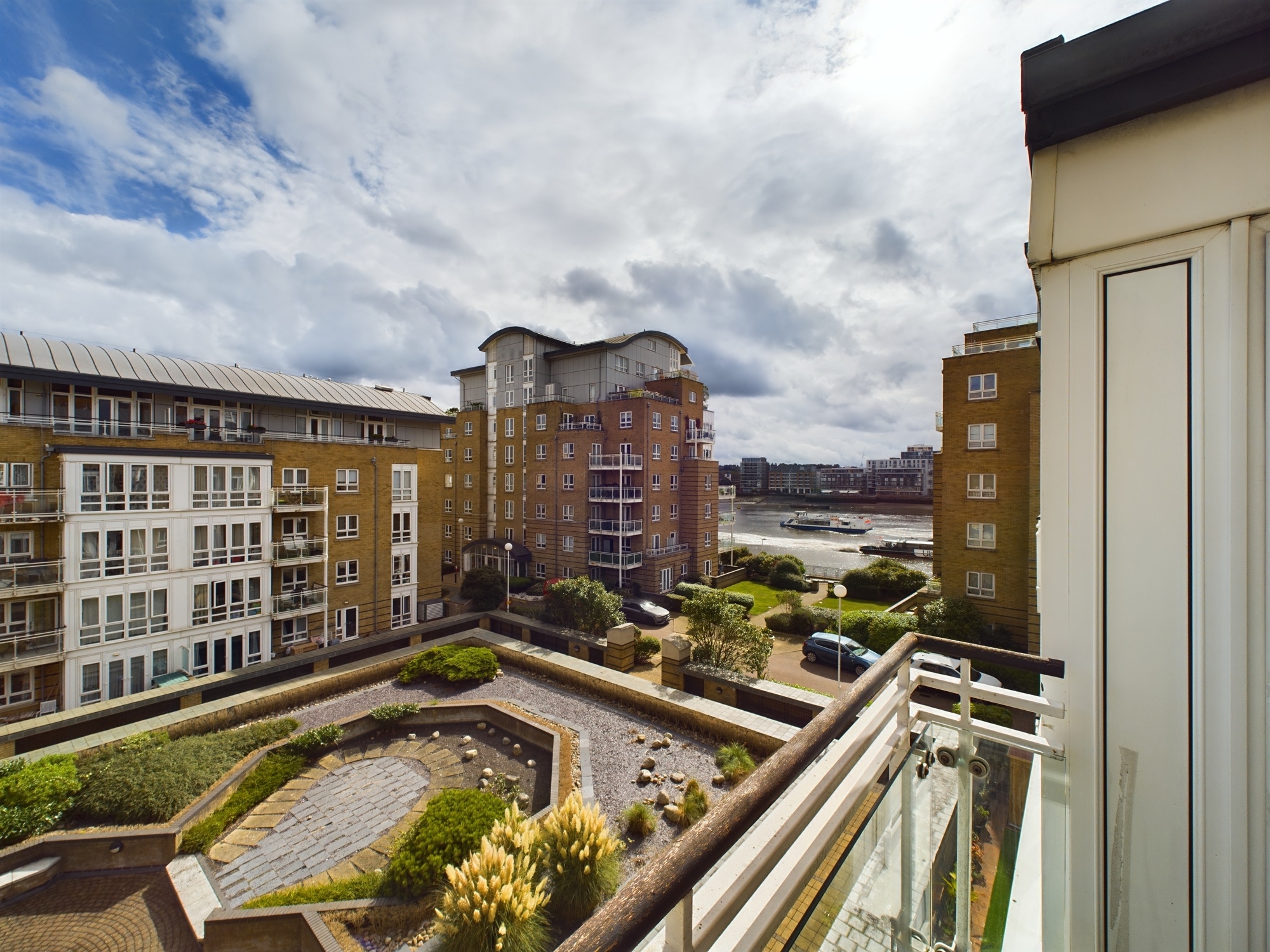 2 bed to rent in St. Davids Square, London  - Property Image 3