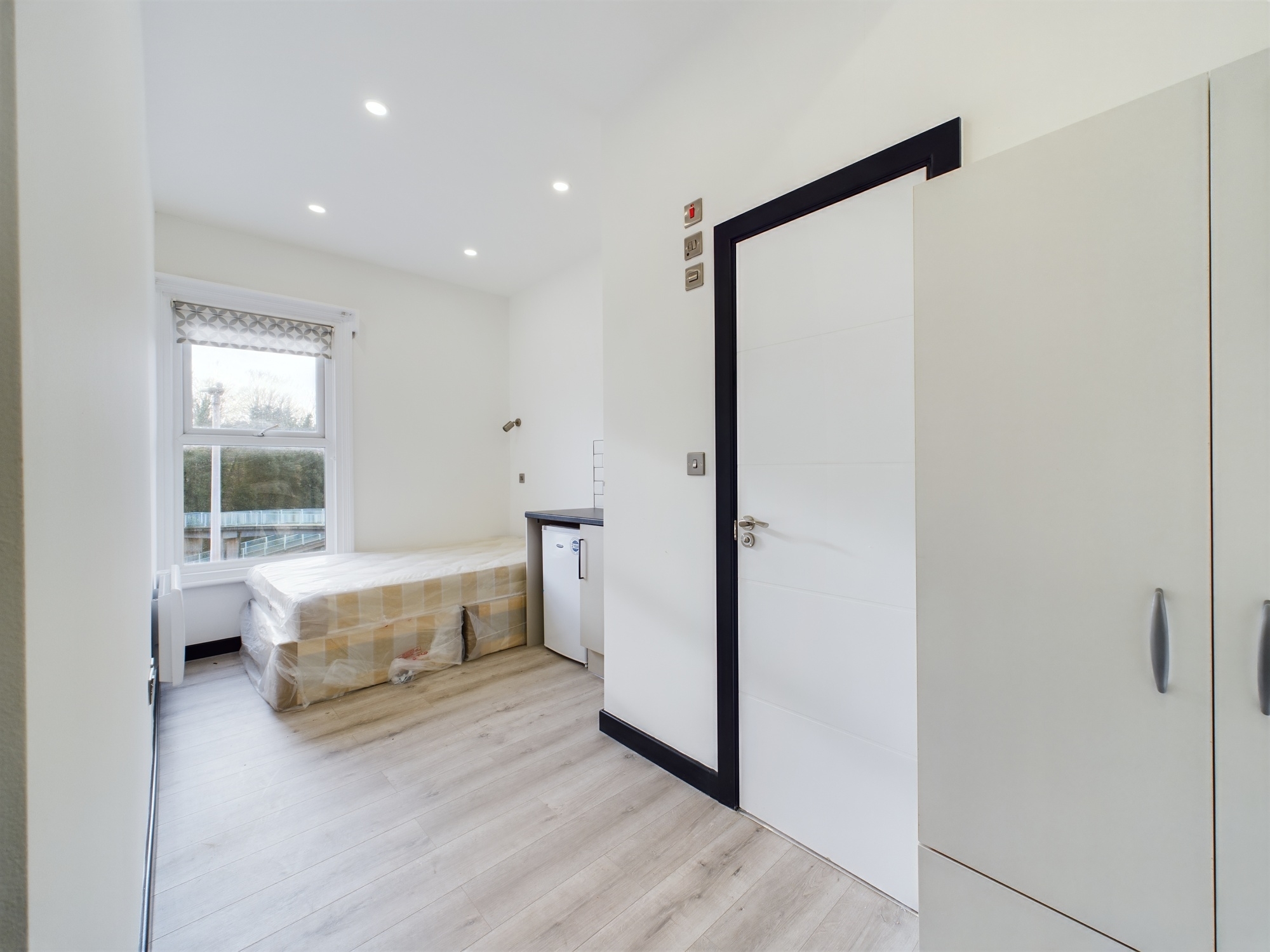 1 bed to rent in High Street, Chatham  - Property Image 1