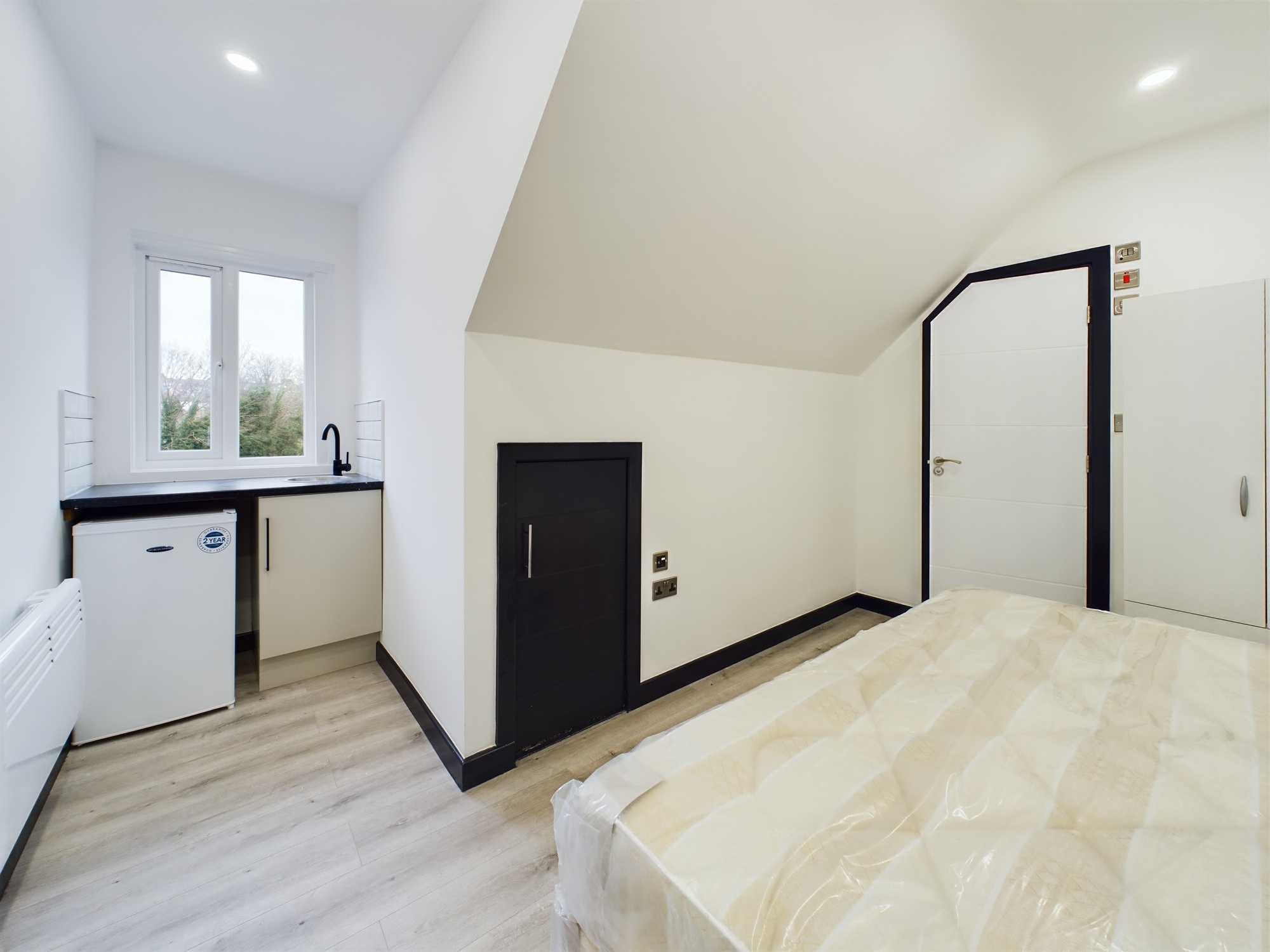 1 bed to rent in High Street, Chatham - Property Image 1