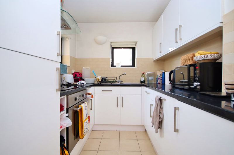 2 bed flat to rent in Chart House, London 3