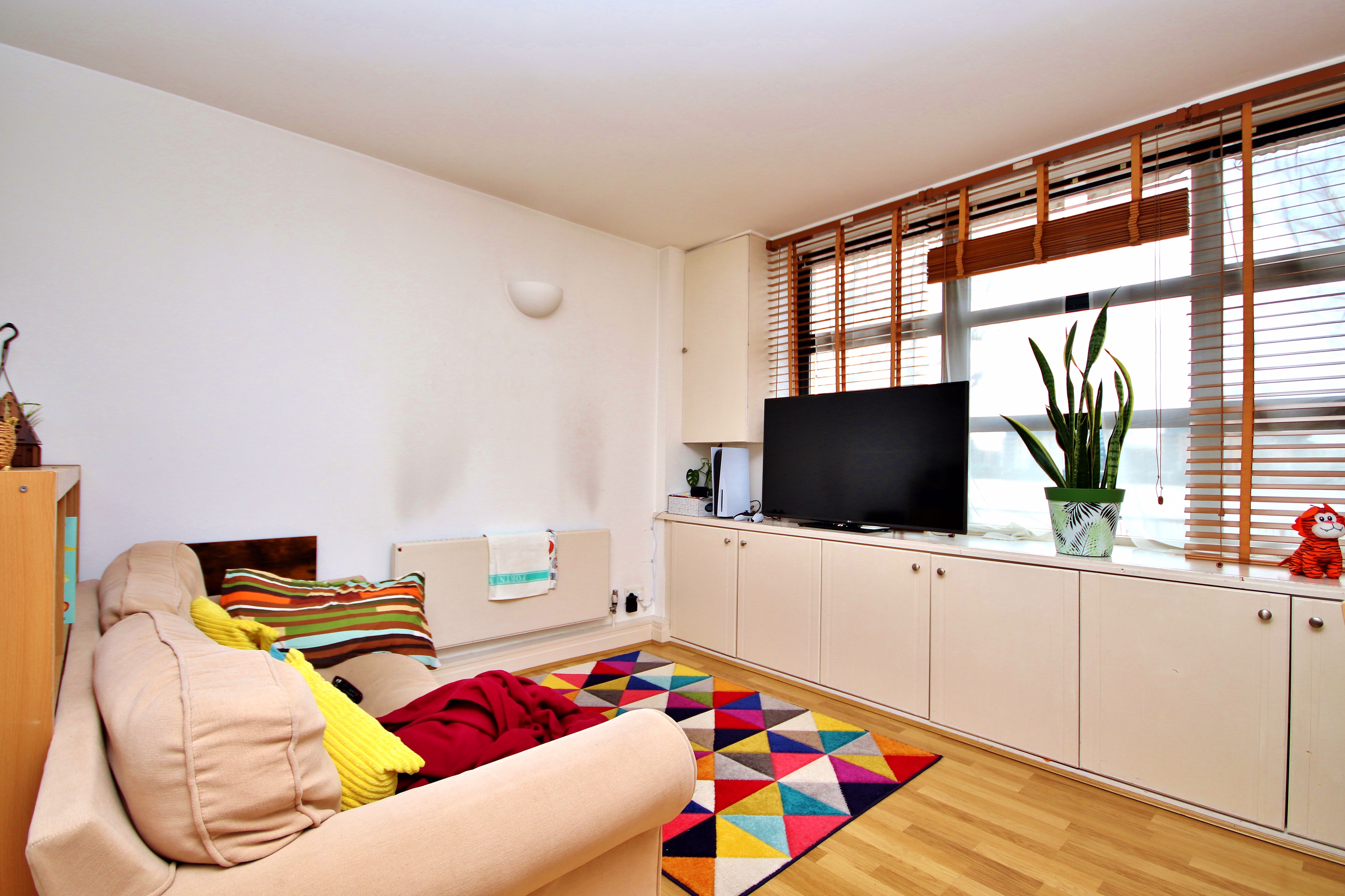 2 bed flat to rent in Chart House, London, E14 