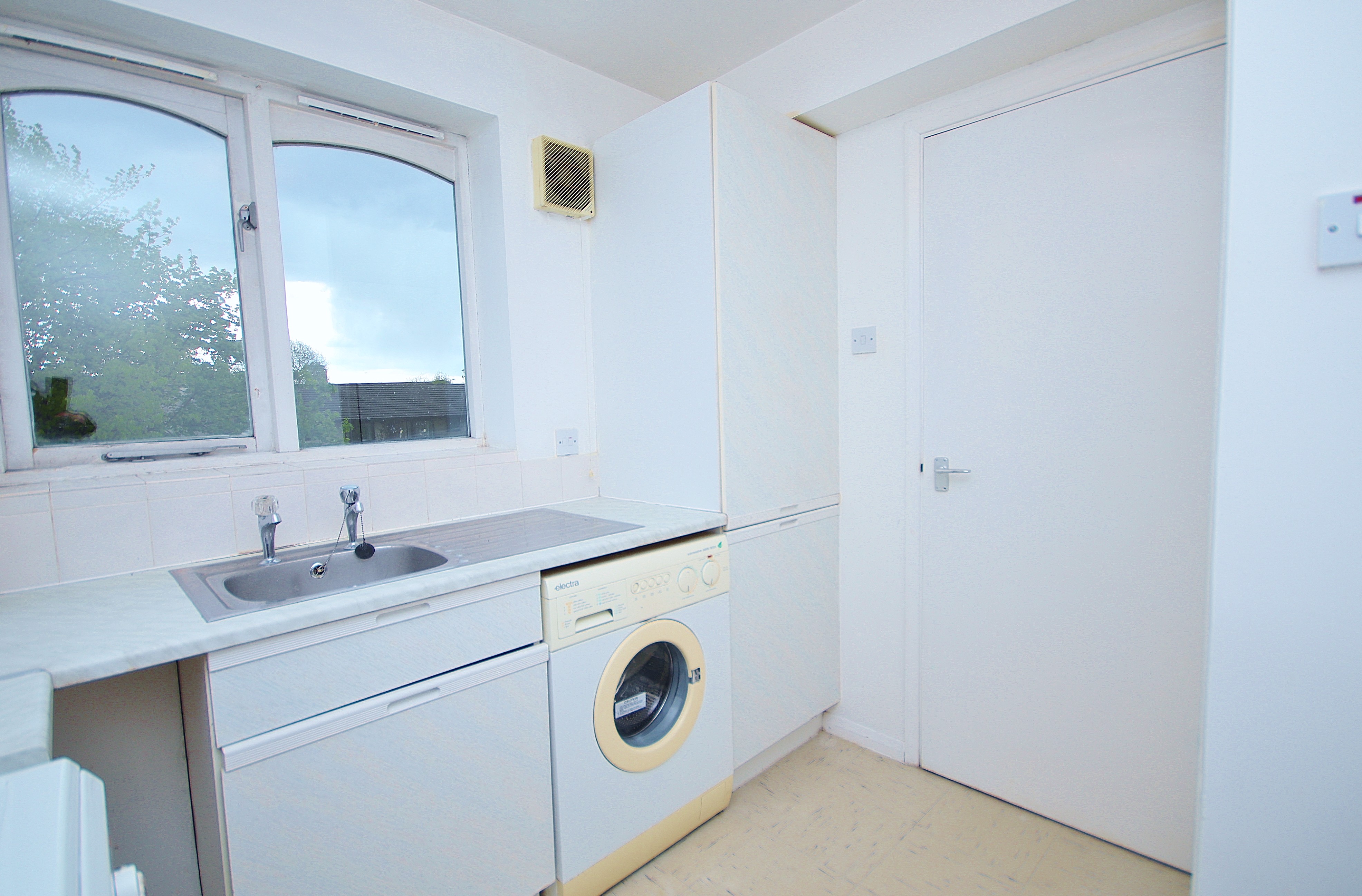 1 bed to rent in Telegraph Place, London  - Property Image 4