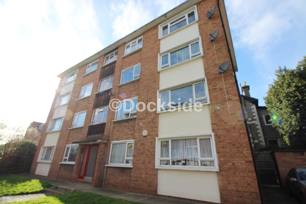 2 bed flat to rent in Hillside, Rochester, ME2 