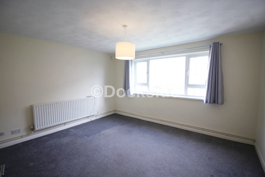 2 bed flat to rent in Hillside, Rochester 2