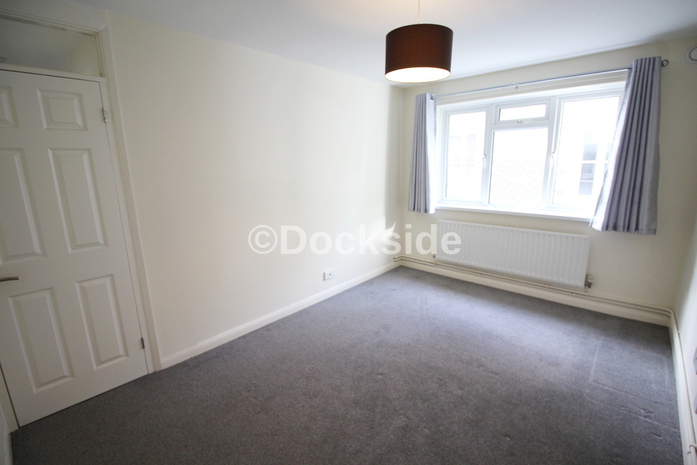 2 bed flat to rent in Hillside, Rochester 3