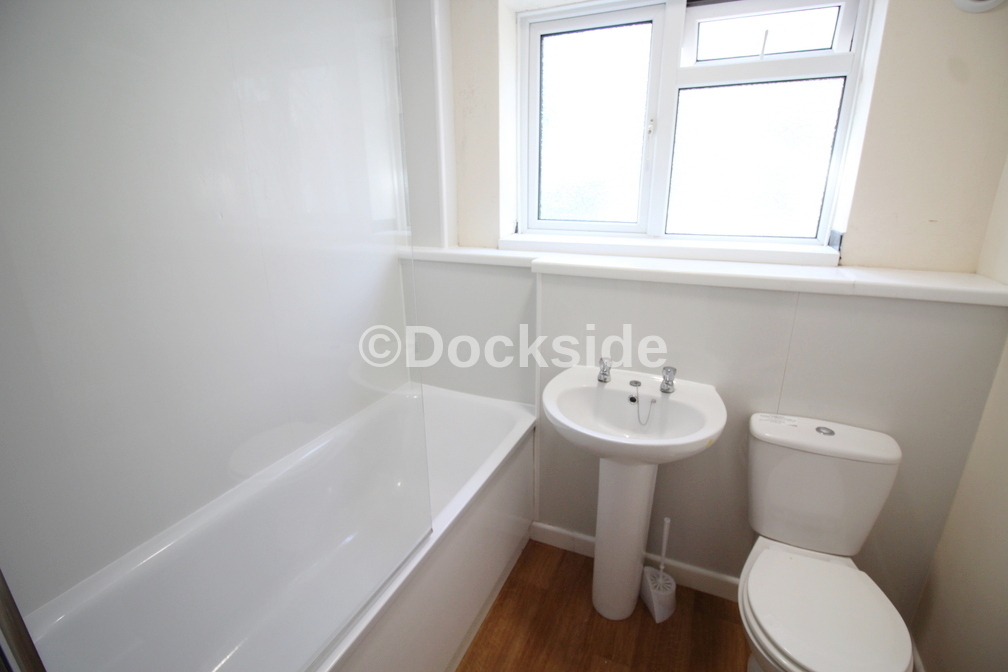 2 bed flat to rent in Hillside, Rochester 4