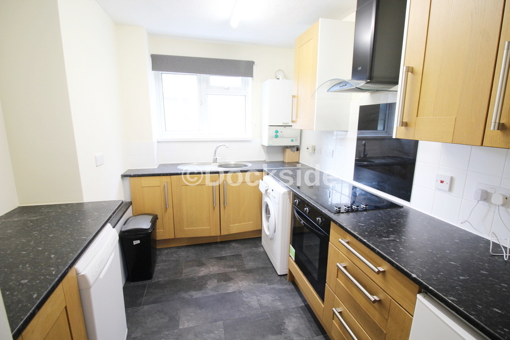 2 bed flat to rent in Hillside, Rochester 1