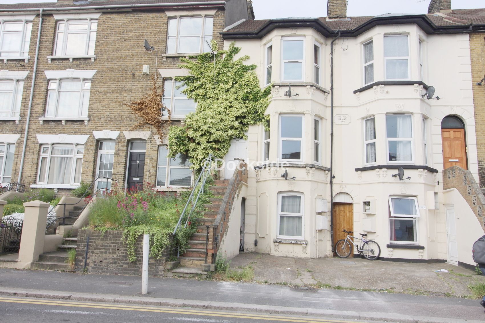 2 bed to rent in Luton Road, Chatham 1