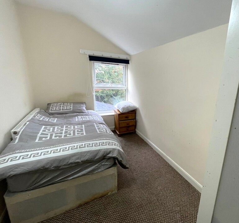 Single Male-Only Room to rent in Sparkhill 0