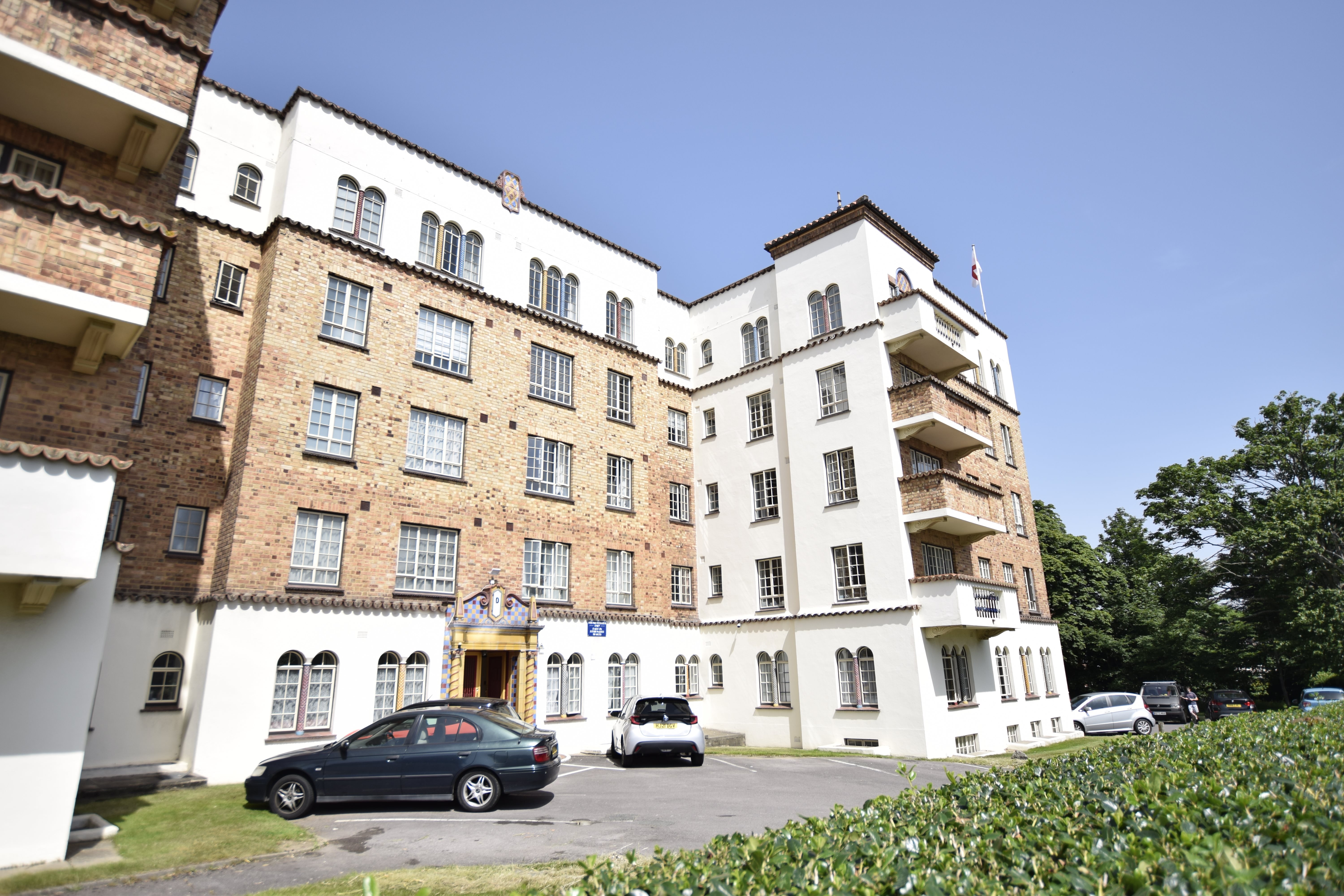 Christopher Shaw Residential is delighted to market this beautiful bright 1 bedroom apartment in the Iconic San Remo Towers development, located a short walk from Boscombe Pier. Offered with a tenant in situ until Dec 2022...
